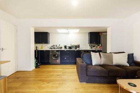 Modern recently refurbished one bed with garden in a period conversion in Camden - Photo 4