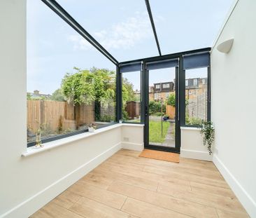 3 bedroom end of terrace house to rent - Photo 3