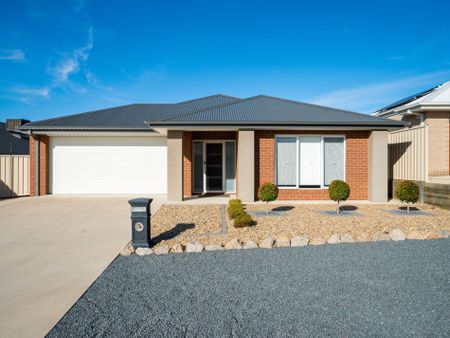 SPACIOUS FAMILY HOME - Photo 4
