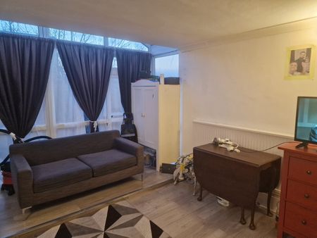 3 Bed Flat, Horne House, SE18 - Photo 2