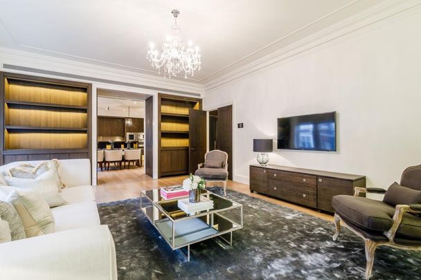 3 bedroom conversion flat with 1 reception and 3 bathrooms in Mayfair, W1K - Photo 1