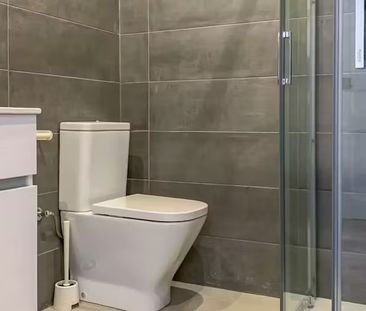 Carrer de l'Antiga Travessera, L'Hospitalet de Llobregat, Catalonia... - Photo 5