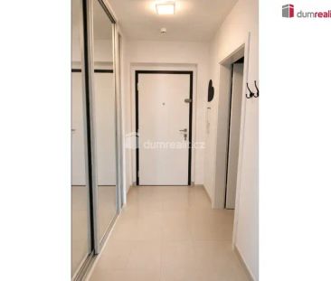 Světlý byt 1+kk s lodžií a gar. stáním, 40 m - Photo 1
