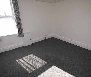 To Let 1 Bed Flat - Photo 6