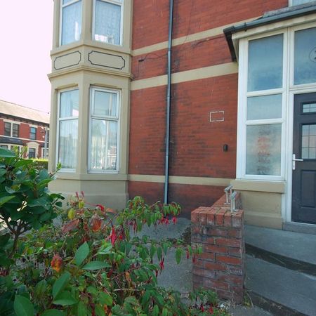 Bedsit to rent - Photo 4
