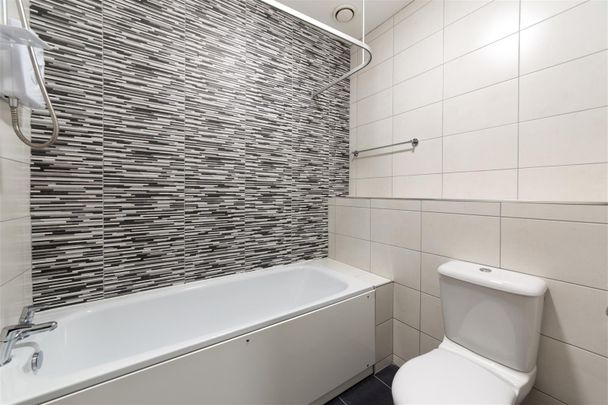 2 bed flat to rent in Holly Avenue, Newcastle Upon Tyne, NE2 - Photo 1