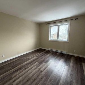 TRÈS BEAU 4 1/2 - LIBRE IMMÉDIATEMENT - RÉNOVÉ - Photo 2