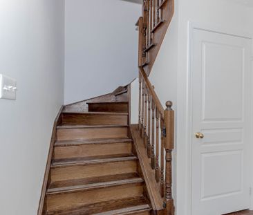 For Lease - 2 Lancaster Court, Barrie, Ontario - Photo 1