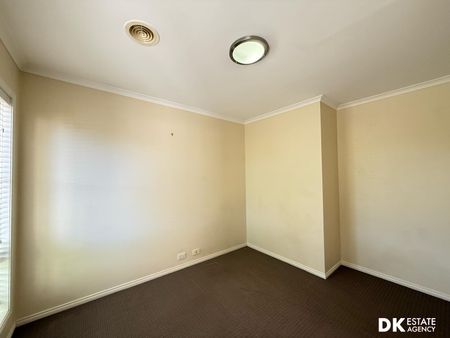 Spacious and charming 4 bedrooms house in Werribee - Photo 2