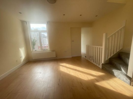 3 Bed Flat, Ilford Lane, IG1 - Photo 1