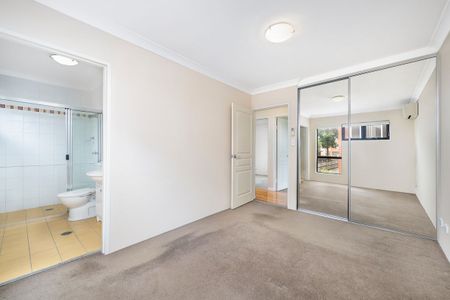 Spacious Three Bedroom Townhouse In Marrickville - Photo 3