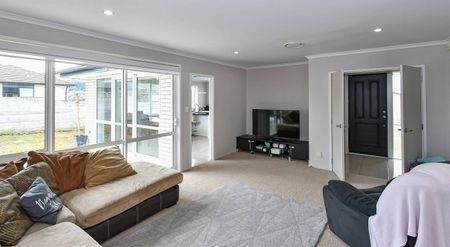 Executive living in Pokeno! - Photo 4