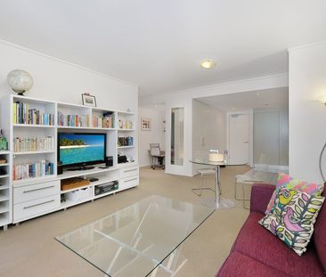 HUGH DESIGNER APARTMENT ONE BLOCK FROM THE BEACH - Photo 1