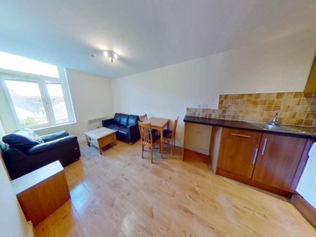 3 bedroom flat to rent - Photo 2