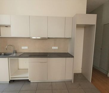 location Appartement F3 DE 67.6m² À NIMES - Photo 2