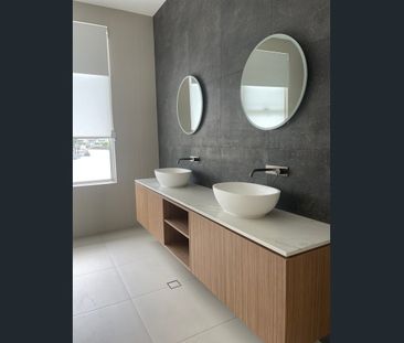 Luxury Resort Living In Waterfront House - Photo 4