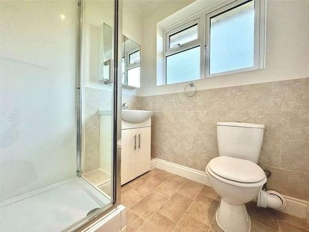 Sumner Road, Farnham, Surrey, GU9 - Photo 5