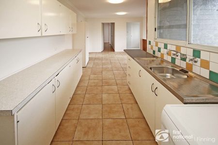 5 Fairbairn Road, Cranbourne - Photo 3