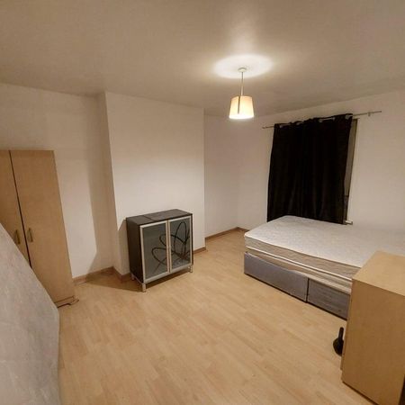 3 bedroom flat to rent - Photo 5