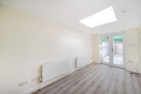 5 bedroom detached house to rent - Photo 2