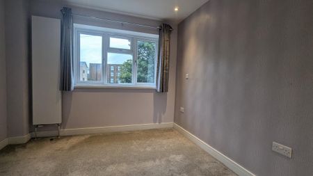 4 bedroom semi-detached house to rent - Photo 4