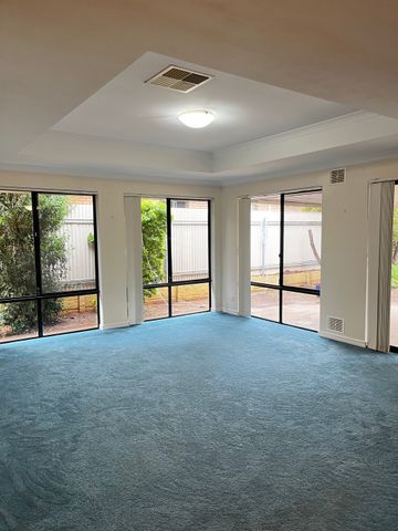 GREAT LOCATION! - Photo 2