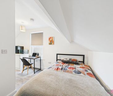 1 bedroom in a house share to rent - Photo 2