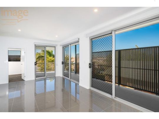 Gorgeous Unit in Prime Location of Ascot! - Photo 1