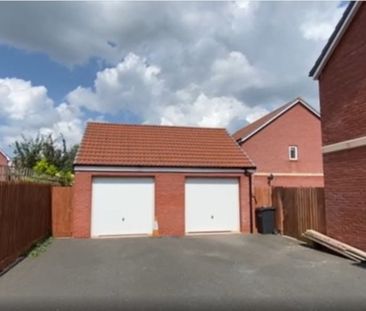3 bedroom Attractive Three Bedroom House to rent - Photo 5