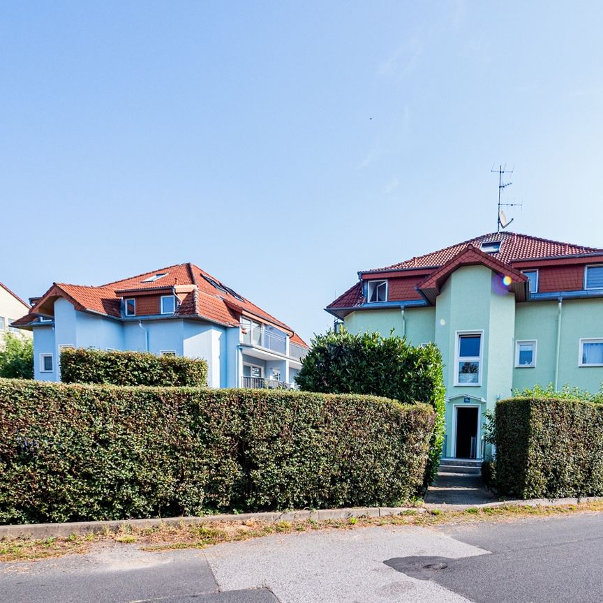 Frisch modernisierte Maisonettewohnung inkl. Pkw-Stellplatz, nahe Autobahn und Flughafen. - Photo 1