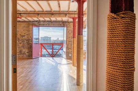 An exceptionally spacious 2 bedroom apartment situated on the second floor (with lift and stair access) of this fine, warehouse conversion, located in the heart of Wapping. - Photo 5