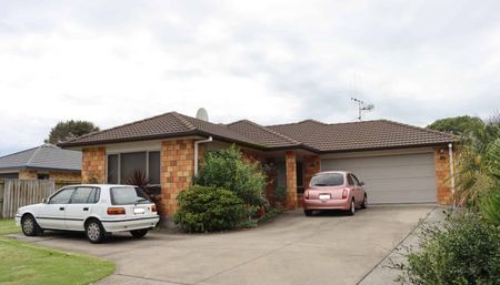 Spacious Home with Two Lounges and Five Bedrooms - Photo 4