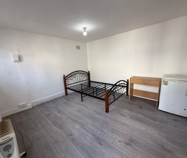 Self contained studio flat ideal for single person- £1200 inclusive - Photo 1