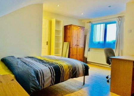 Donegall Road, En-Suite Room 5, All Bills Included, Belfast, BT12 5NB - Photo 3