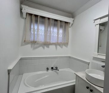 Classic 3Br Home in St Albans! - Photo 6