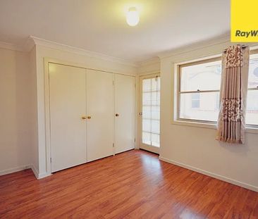 THREE BEDROOM FAMILY HOME IN CONVENIENT LOCATION - Photo 4