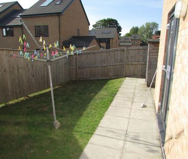 3 bedroom end of terrace house to rent - Photo 2