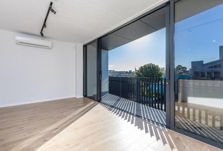 BOUTIQUE RESIDENTIAL TOWNHOUSE - ROOF TOP TERRACE + OFFICE - Photo 2