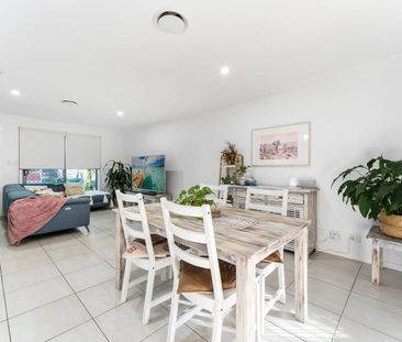 Spacious Townhouse with Parkland Views in Prime Carina Location - Photo 3