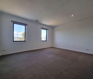 3 Bedroom Townhouse Walk to Westall Station - Photo 4