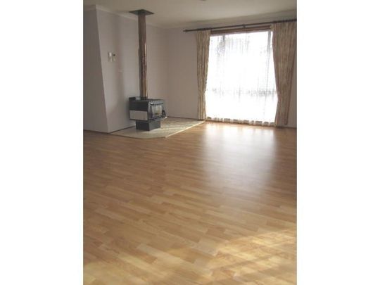 Looking for a family home in a convenient location? - Photo 1