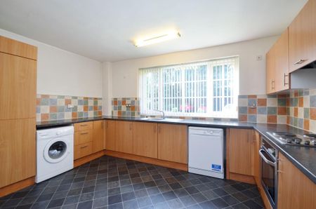 2 bedroom flat to rent - Photo 4