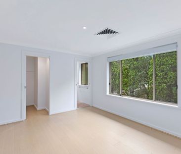 Large townhouse in sought-after location - Photo 5