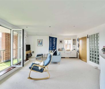 A beautifully appointed town house in the heart of the highly sough... - Photo 4