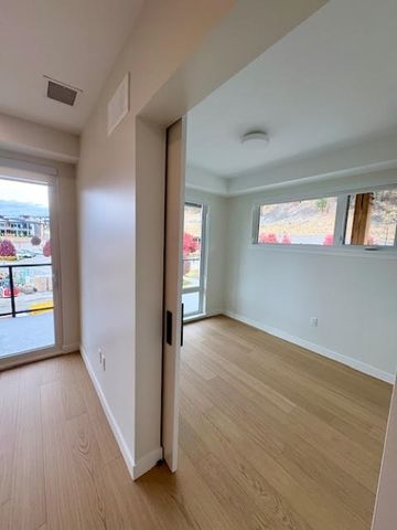 Corner Unit – Third Floor – ZARA - Photo 2