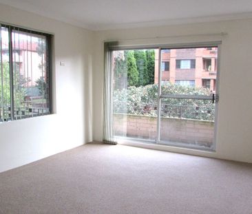 Renovated 2 Bedroom Apartment with lock up garage - Photo 3