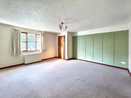 Charming 3-Bedroom Semi-Detached Cottage in Gisleham - Photo 5