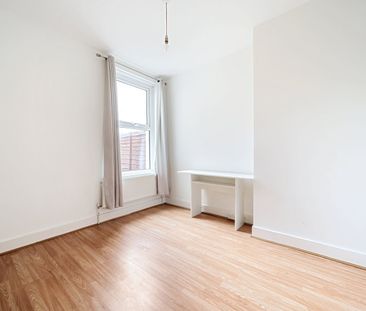 Maisonette to rent - Alliance Road, London, SE18 - Photo 4
