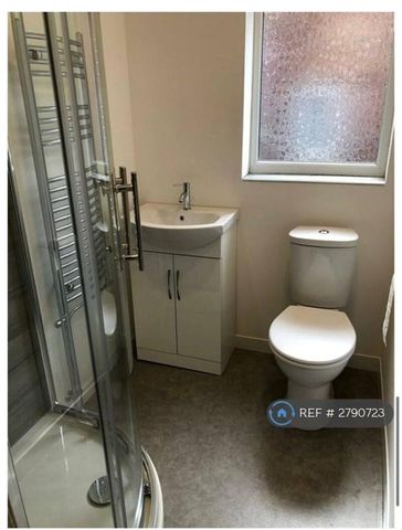 1 bedroom in a house share to rent - Photo 4