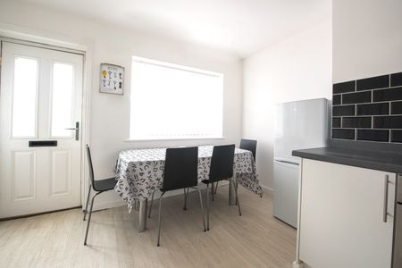 3 Bed Terraced House, Middleton Park Grove, LS10 - Photo 5